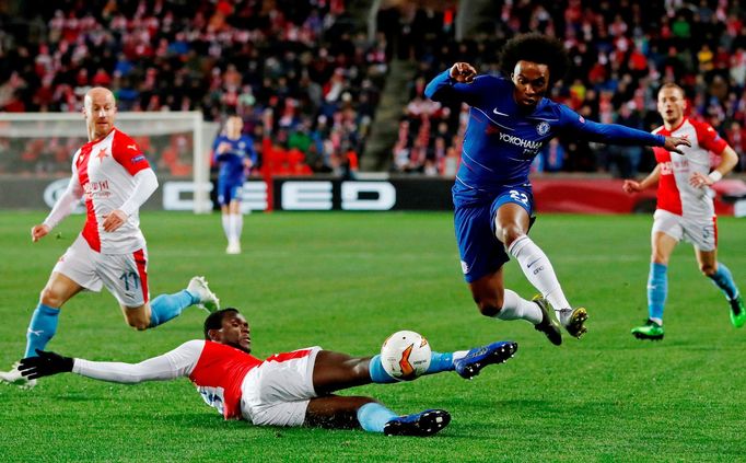 Michael Ngadeu Ngadui a Willian v prvním čtvrtfinále Evropské ligy Slavia - Chelsea.