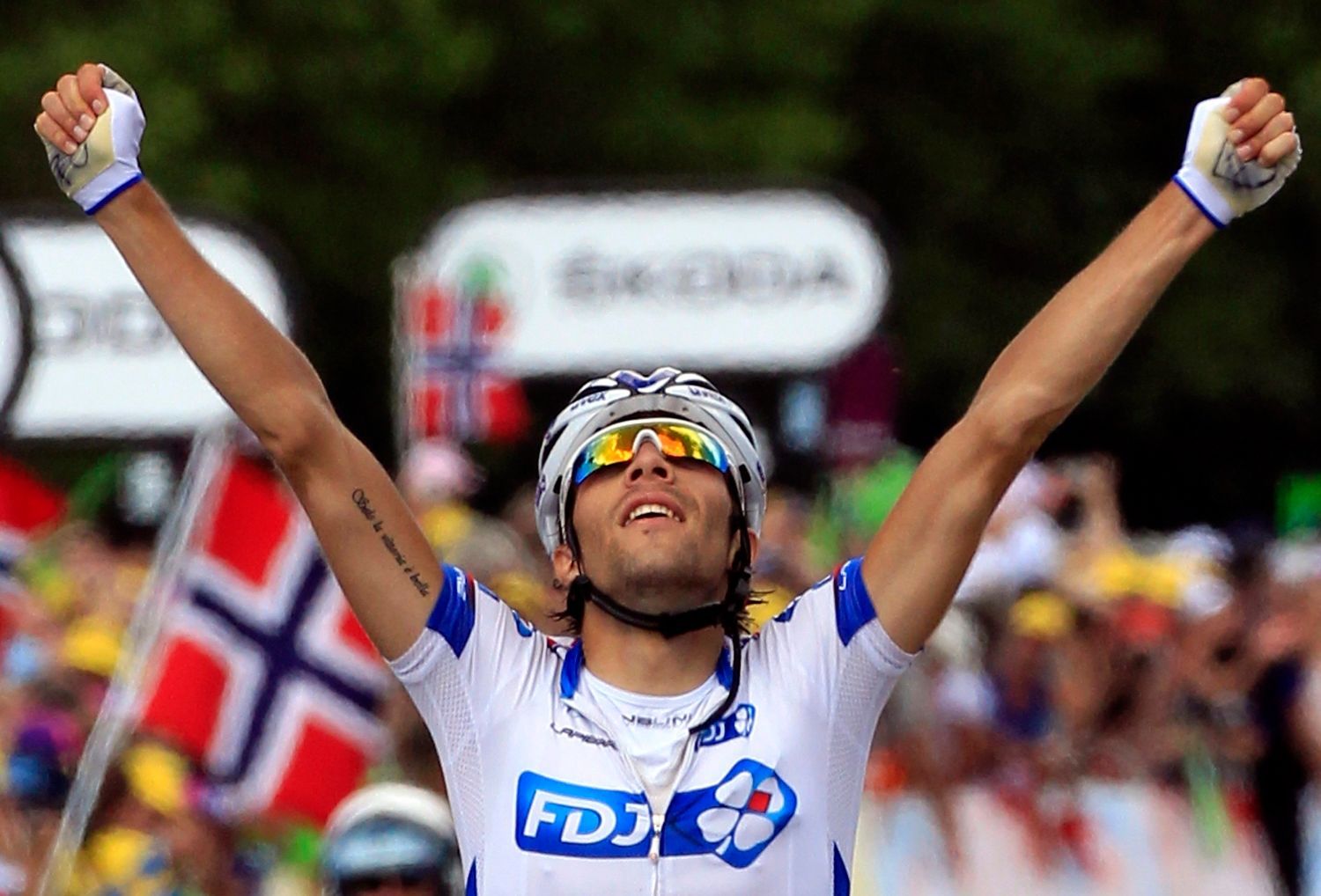 Francouzský cyklista Thibaut Pinot ze stáje FDJ-Bigmat se raduje z vítězství v osmé etapě Tour de France 2012.