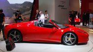 Ferrari 458 Italia má skládací hliníkovou střechu a maximální rychlost 320 km/hod