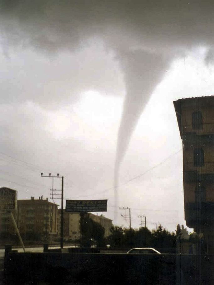 Tornádo zasáhlo 19.června obec Sunlu poblíž tureckého hlavního města Istanbulu. Vzdušný vír zabil nejméně čtyři osoby, řadu dalších zranil a způsobil velké škody na majetku.