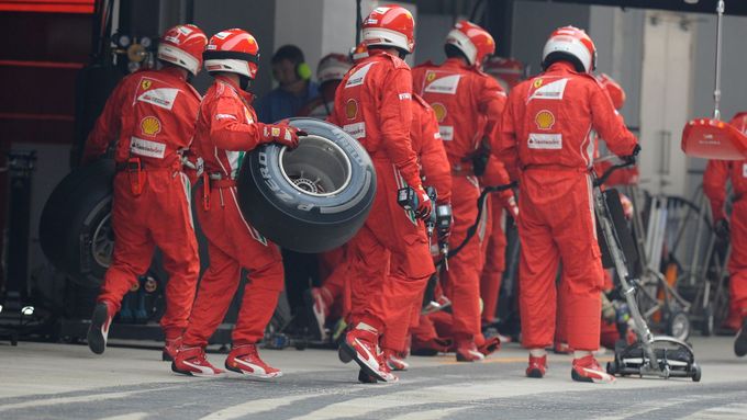 Mechanici Ferrari se chystají na zastávku v boxech Fernanda Alonsa. Španěl bude přezouvat na tvrdou směs.