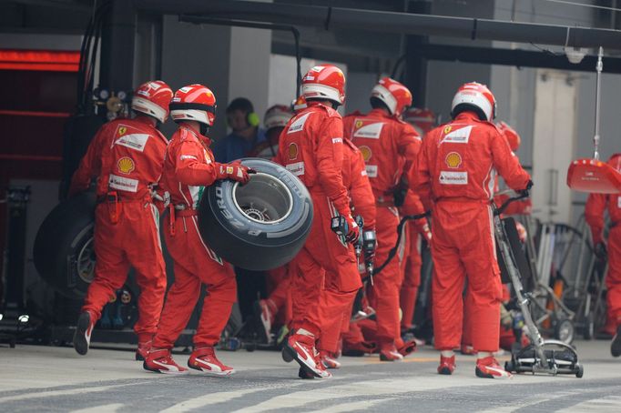 Mechanici Ferrari se chystají na zastávku v boxech Fernanda Alonsa. Španěl bude přezouvat na tvrdou směs.