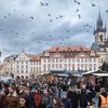 Střelba na Filozofické fakultě UK - pieta - obejmutí školy, zpěv, zármutek, studenti