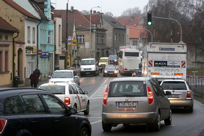 Hostivice, běžné dopoledne pracovního dne. Od příštího týdne by všechna tranzitní doprava měla centrum míjet.