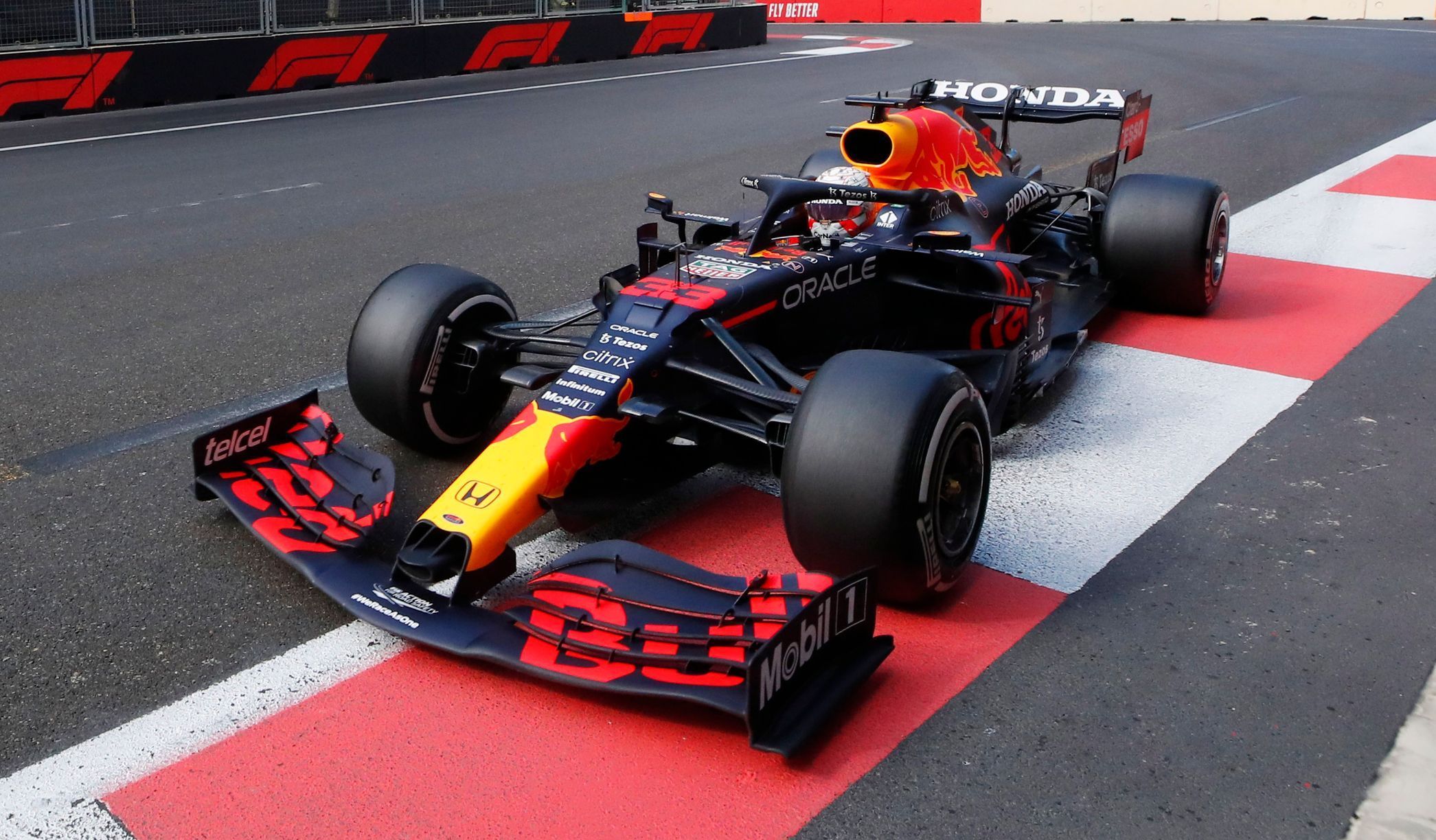 Max Verstappen v Red Bullu ve Velké ceně Ázerbájdžánu F1 2021