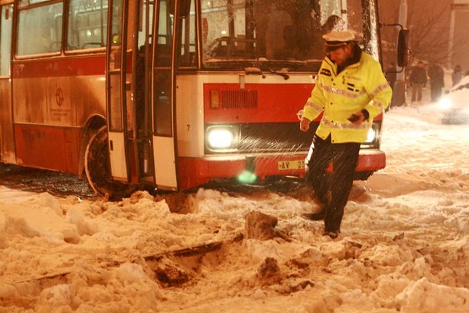 Hasiči v Praze 6 ulici Makovského vyprošťují autobus, který se zasekl v tramvajových kolejích