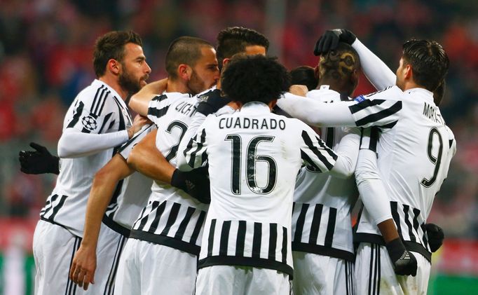 Juventus' Paul Pogba (2R) celebrates with team mates after scoring a goal