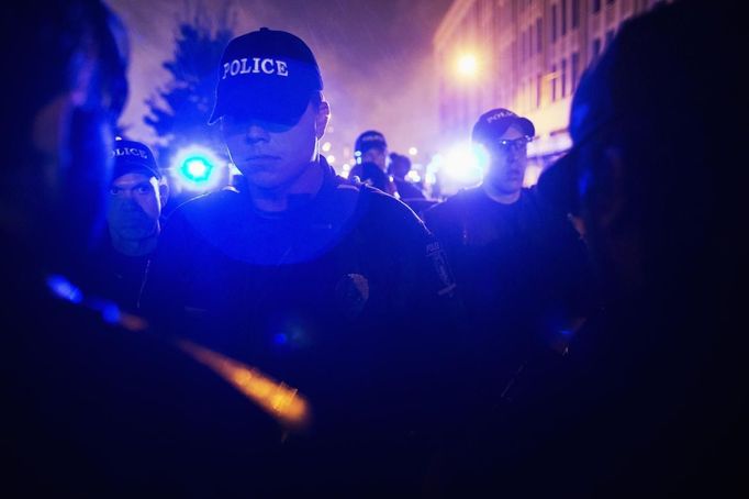 Protesters face off with police officers while marching outside the Democratic National Convention in Charlotte, North Carolina, September 4, 2012. REUTERS/Philip Scott Andrews (UNITED STATES - Tags: CRIME LAW CIVIL UNREST POLITICS ELECTIONS TPX IMAGES OF THE DAY) Published: Zář. 5, 2012, 5:12 dop.