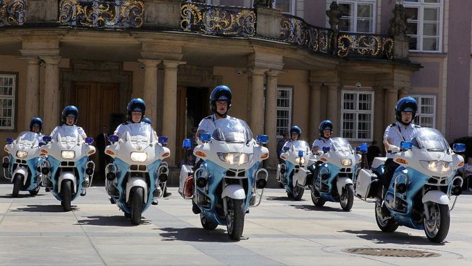 Přehlídka motocyklů Hradní stráže na III. nádvoří, snímek z roku 2011.