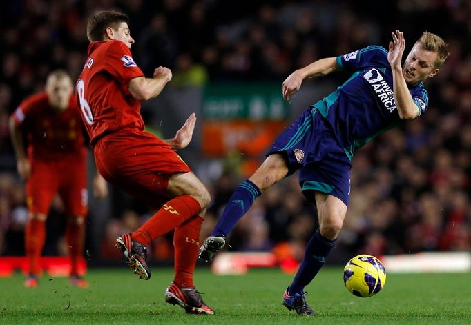 Domácí Steven Gerrard (vlevo) a Sebastian Larsson se zřejmě zapsali do kurzů diskotanců.