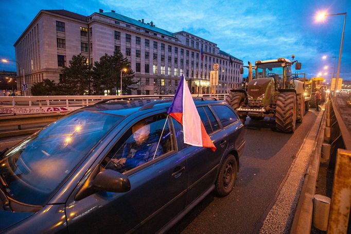 Protest části zemědělců s traktory v Praze na magistrále a před ministerstvem zemědělství, 19. 2. 2024.