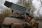 Ukrajinský voják míří salvovým raketometem Grad na ruské cíle nedaleko Charkova.