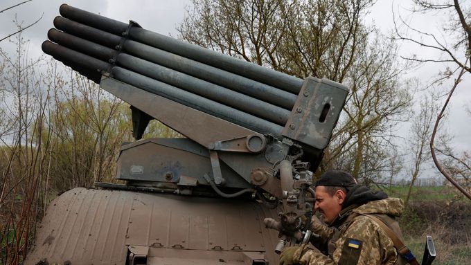 Američtí zpravodajové pomáhají Ukrajincům najít místa pro ostřelování.