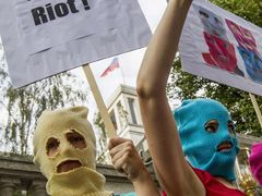 Protesters wear balaclavas and colourful dresses in the style of the Russian punk band Pussy Riot outside the Russian embassy in Berlin, August 9, 2012. Members of Germany's Green Party, accompanied by three women dressed in the style of Pussy Riot, handed over to embassy staff a letter of solidarity for the imprisoned members of the controversial punk band, demanding their immediate release. REUTERS/Thomas Peter (GERMANY - Tags: CIVIL UNREST POLITICS) Published: Srp. 9, 2012, 10:42 dop.