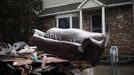 Snow falls on a coach, stacked with other debris piled outside a home damaged by Hurricane Sandy in the New Dorp section of the south shore of Staten Island, in New York City, as a potent Nor'easter, or Northeaster storm, descended on the area, November 7, 2012. Many low lying shore areas including New Dorp were under evacuation orders as the storm packing high winds rain and snow approached the New York area just over a week after Hurricane Sandy. REUTERS/Mike Segar (UNITED STATES - Tags: ENVIRONMENT DISASTER) Published: Lis. 7, 2012, 10:09 odp.