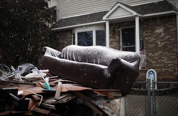 Snow falls on a coach, stacked with other debris piled outside a home damaged by Hurricane Sandy in the New Dorp section of the south shore of Staten Island, in New York City, as a potent Nor'easter, or Northeaster storm, descended on the area, November 7, 2012. Many low lying shore areas including New Dorp were under evacuation orders as the storm packing high winds rain and snow approached the New York area just over a week after Hurricane Sandy. REUTERS/Mike Segar (UNITED STATES - Tags: ENVIRONMENT DISASTER) Published: Lis. 7, 2012, 10:09 odp.