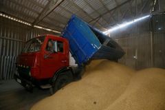 Rusové kradou na Ukrajině obilí a snaží se ho prodat. Odmítl je Libanon i Egypt