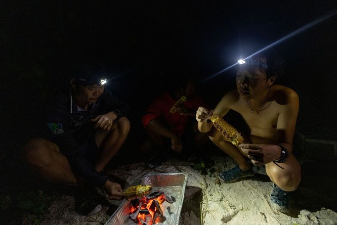 Thajská zátoka Maya Bay, kde turisté pozorují žraloky černoploutvé.