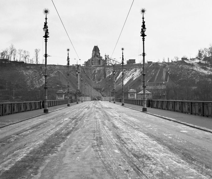 Archivní fotografie z éry 50. a 60. let 20. století, kdy na Letné v Praze vznikl a později zanikl nechvalně proslulý Stalinův památník.