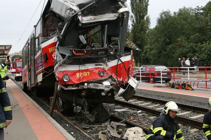 Srážka tramvají na Plzeňské ulici v Praze 5. Řidič jedné ze souprav nehodu nepřežil.