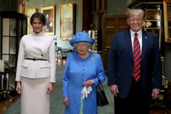 Alžběta II. uvítala Trumpa netradiční broží. Na setkání si vzala šperk, který dostala od Obamy