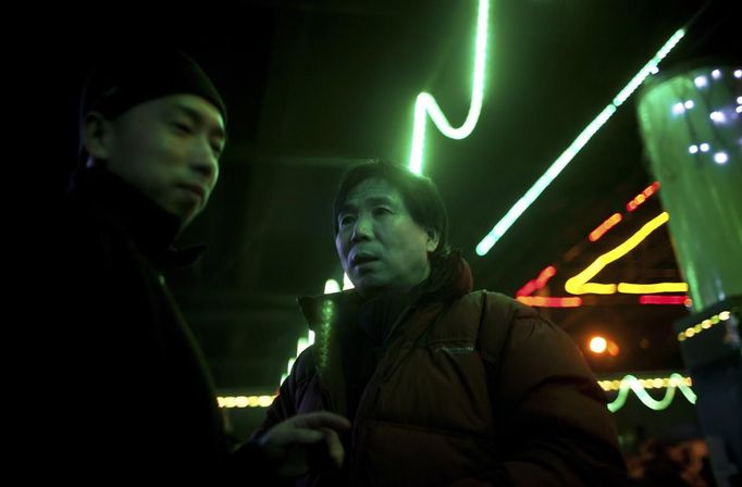 Xia Cao, a 57-year-old gay man, talks with a friend at a gay dance club in Shanghai, February 25, 2012. China's gay community has long been on the edges of society but it is gradually becoming more accepted. Cao, who is an unemployed drag queen, is one whose life lifts the curtain on a less romanticised view of Chinese homosexuals. Living in an eight-square-metre apartment behind a public toilet and with a monthly income of 500 yuan ($79) from social insurance, he passes his days dancing in public and spending time with friends at gay clubs. Picture taken February 25, 2012. REUTERS/Aly Song (CHINA - Tags: SOCIETY) CHINA OUT. NO COMMERCIAL OR EDITORIAL SALES IN CHINA. ATTENTION EDITORS PICTURE 23 OF 28 OF PACKAGE 'GAY AND OUT IN CHINA' TO FIND ALL IMAGES SEARCH 'GAY OUT CHINA' Published: Čer. 1, 2012, 12:41 dop.