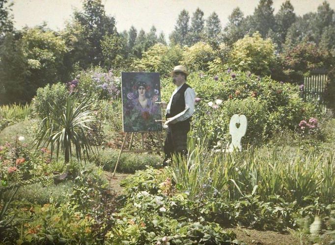 Autochrom  byl raný proces barevné fotografie patentovaný roku 1903 bratry Lumièrovými a komerčně vyráběný v letech 1907 až 1935.