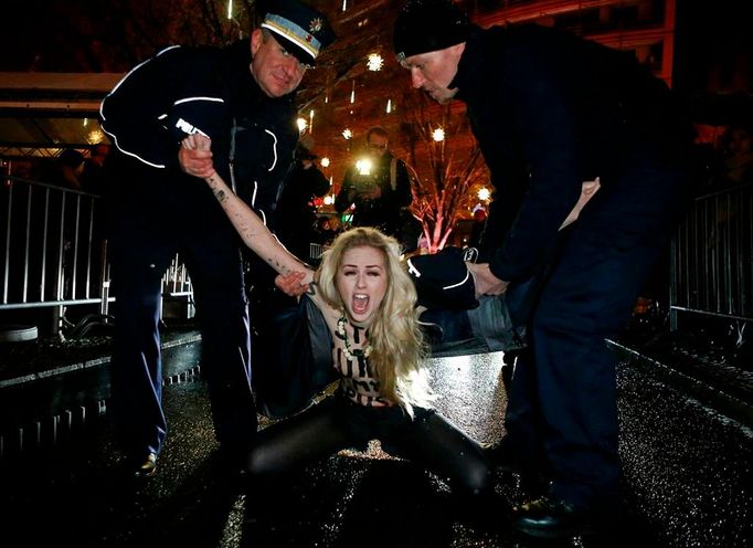 Také německá policie proti Femen zasahuje.