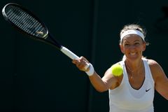 Favorité na Wimbledonu nezaváhali, Wawrinkův přemožitel házel po rozhodčí mince