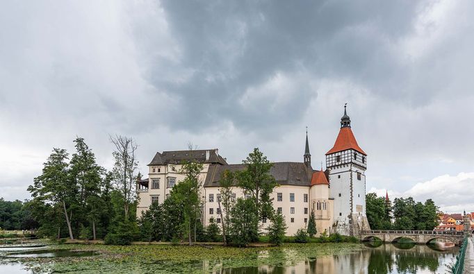 Zámek Blatná na jihu Čech, na kterém se natáčela pohádka Šíleně smutná princezna. Majitelé připravují prohlídky zámku a obory s daňky a také aktivity pro celou rodinu.