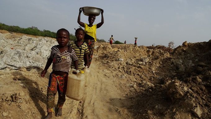 Jak Číňané využívají Středoafrickou republiku. Jejich zlaté doly zamořují řeku rtutí
