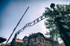 Polsko vyšetřuje antisemitský protest před branami koncentračního tábora v Osvětimi