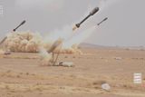 Húsíové odpalují rakety během cvičení své armády nedaleko Saná.