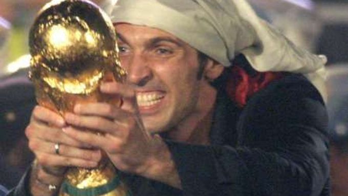Brankář Buffon slaví s trofejí.