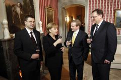 Nečas jednal s Merkelovou, fiskální pakt prý neřešili