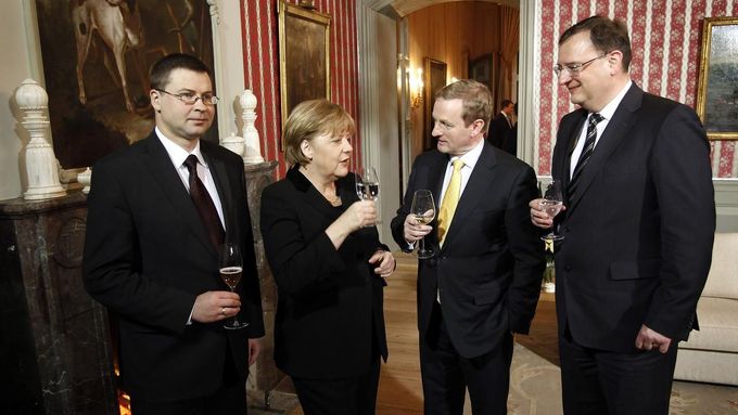 Účastníci neformálního setkání na zámku Meseberg: lotyšský premiér Valdis Dombrovskis, německá kancléřka Angela Merkelová, irský ministerský předseda Enda Kenny a šéf českého kabinetu Petr Nečas (zleva doprava)