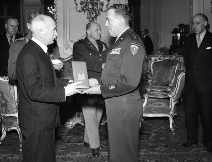 Prezident Edvard Beneš vyznamenal americké důstojníky čs. vojenskými řády za pomoc při odsunu Němců z ČSR.  Vpravo generál-major Frank A.Keating. (16. 12. 1946)