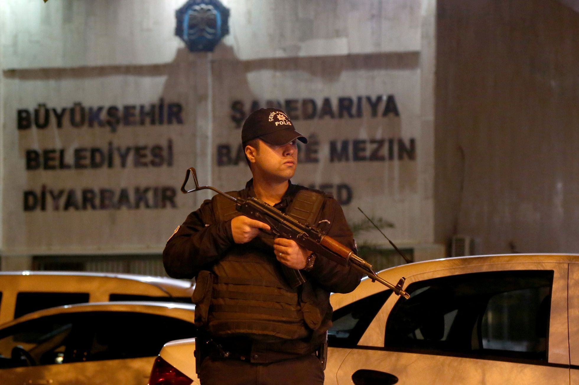 Turecký policista ve městě Diyarbakir