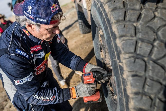 Během maratonské etapy si museli ušpinit ruce i takové hvězdy jako Carlos Sainz. Posádky byly v bivaku a mechaniků a všechny opravy si dělaly samy.