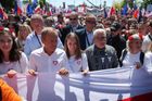 Masové protesty v ulicích. Polská opozice vyrazila k výhře ve volbách, vláda ji brzdí