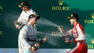 Jednou poslal sprchu "šampusu" Nico Rosberg na Sebastiana Vettel, jindy zase německý jezdec na svého krajana a jeho týmového kolegu Lewise Hamiltona, který závod vyhrál.