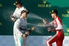 Jednou poslal sprchu "šampusu" Nico Rosberg na Sebastiana Vettel, jindy zase německý jezdec na svého krajana a jeho týmového kolegu Lewise Hamiltona, který závod vyhrál.