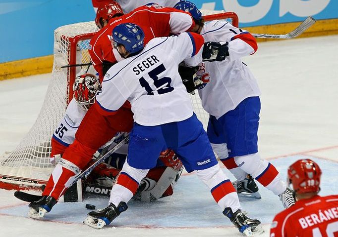 Procpat puk do branky gólmana Ari Sulandera (ZSC Lions Curych) byl pro domácí hráče veliký problém.