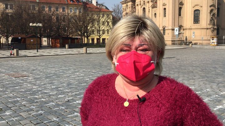 Taťka Zdeněk, teta Jaruš. Lidé v slzách píší jména blízkých ke "covidovým" křížkům