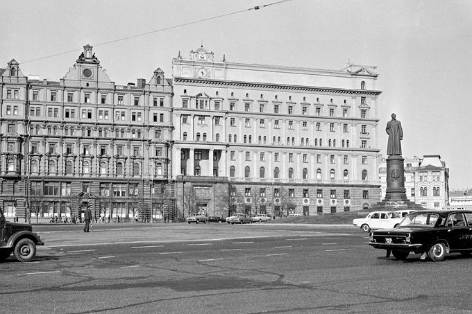 Dzeržinského náměstí v Moskvě, kde bylo v době SSSR i sídlo KGB. Fotografie z roku 1972.