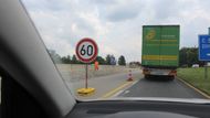 Během rekonstrukce poloviny dálnice se provizorně jezdilo ve dvou pruzích v každém směru. Rychlost byla omezena na 80 km/hod. Do středy dočasně platí jen 60 km/hod.