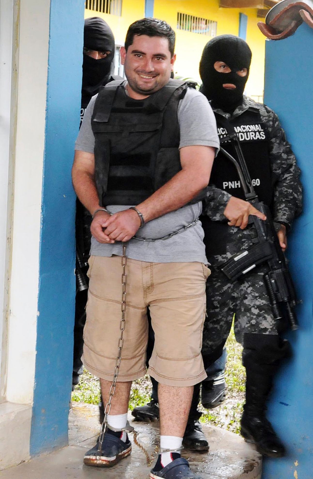Plutarco Ruiz je eskortován policií.