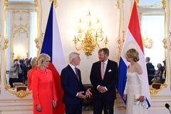 Prezident Pavel přivítal nizozemského krále, ten kvůli krizi v zemi odletí dříve