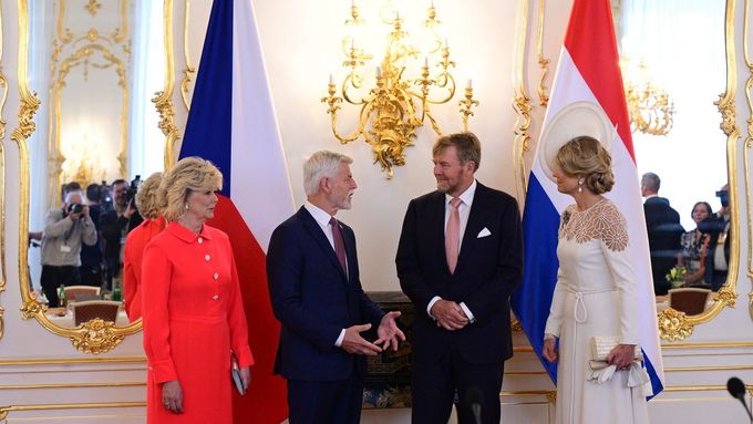Nizozemský královský pár, král Willem-Alexander (druhý zprava) a královna Máxima (vpravo), a český prezident Petr Pavel a jeho manželka Eva Pavlová.