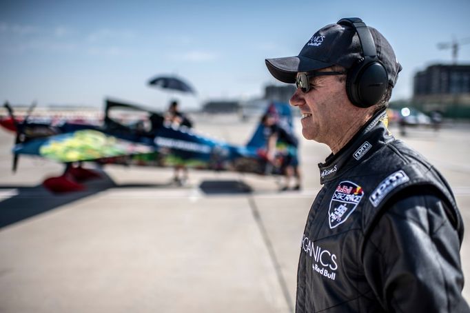 Matt Hall v závodě Red Bull Air Race v Abú Zábí 2019